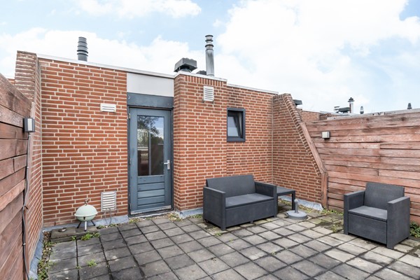 Foto - Te koop: Op goede, rustige en centrale locatie in Eikenderveld gelegen instapklare tussenwoning met 2 slaapkamers, berging op de begane grond en een dakterras. 